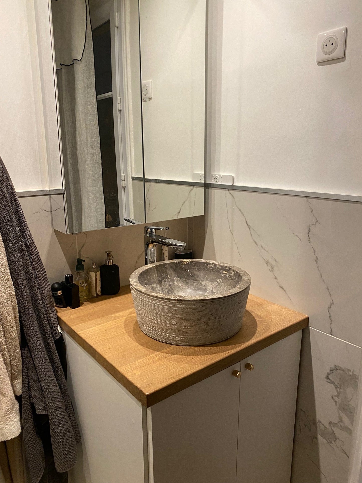 Oak worktop - 3.5 cm thick - Varnish - Broken edges on visible edges