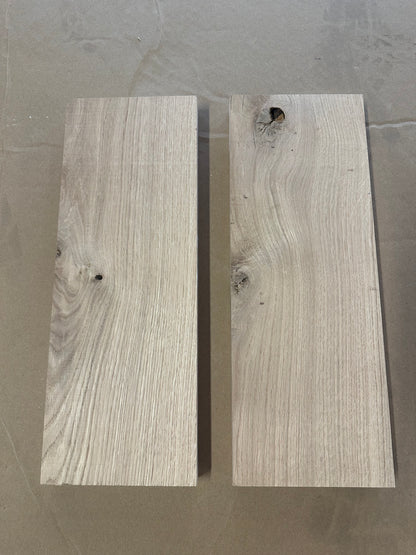 Lot 004 de deux étagères en chêne massif, faces supérieures sans craie, bords droits et nœuds visibles.