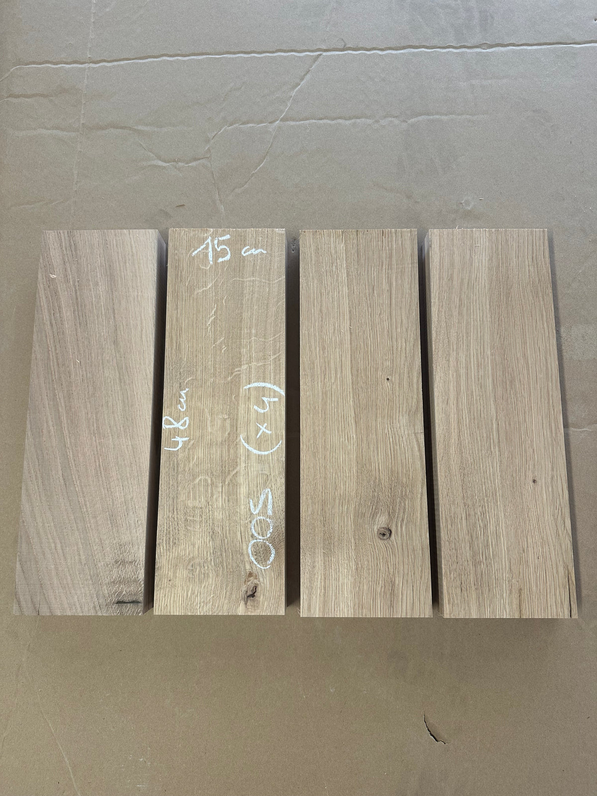 Lot 005 : les quatre étagères en chêne massif, autres faces avec dimensions et référence à la craie.