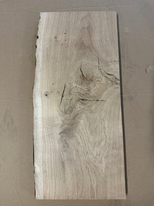 Tablette en chêne massif 001, 81 × 35–38 cm, face supérieure sans craie avec nœuds, fissures et bord naturel.
