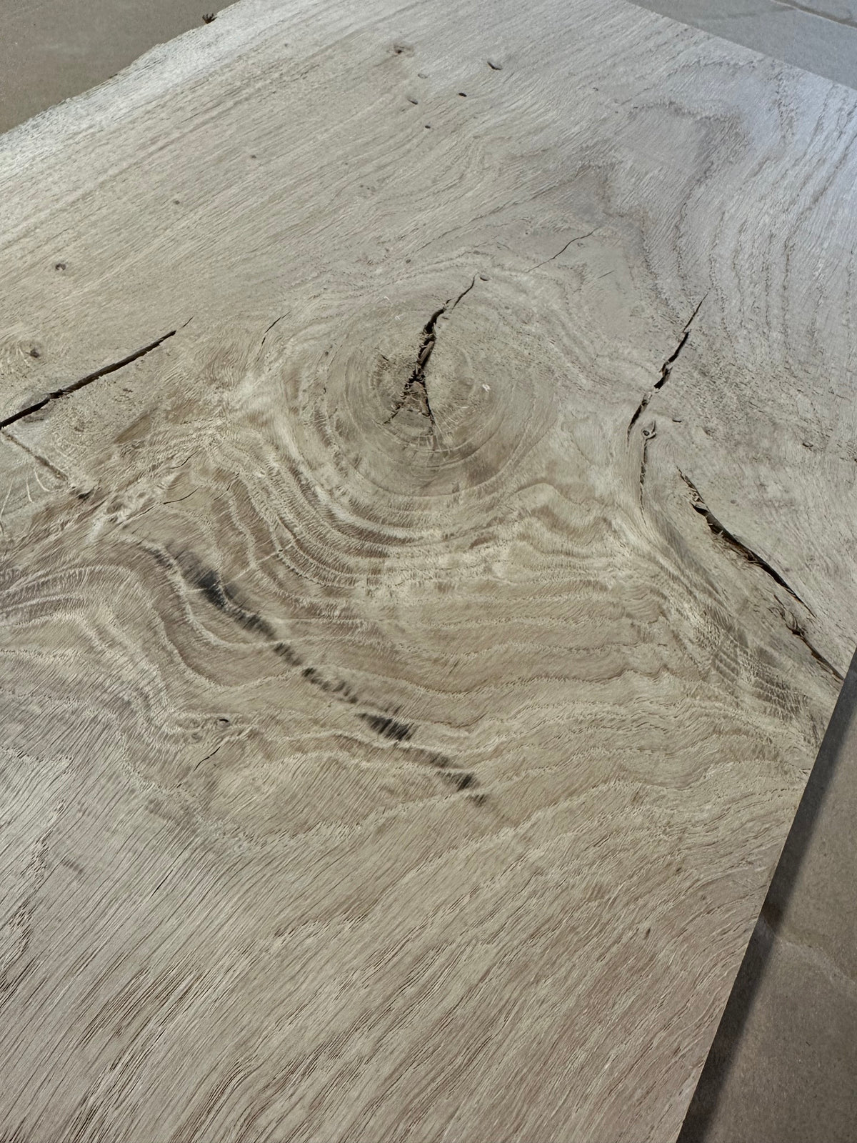 Gros plan des nœuds, des fissures ouvertes et du veinage sur le dessus sans craie de la tablette en chêne massif 001.