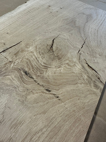 Gros plan des nœuds, des fissures ouvertes et du veinage sur le dessus sans craie de la tablette en chêne massif 001.