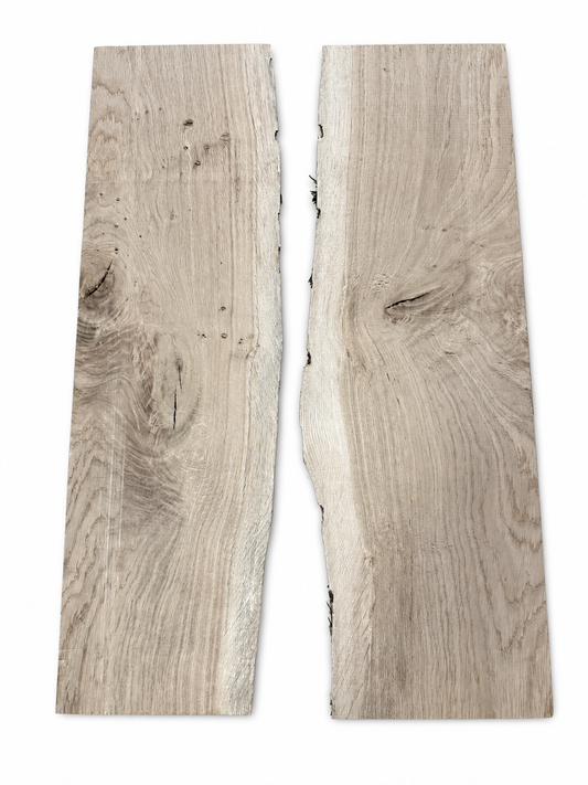 Lot 002 de deux étagères en chêne massif sur fond blanc, faces supérieures sans craie et bords naturels.