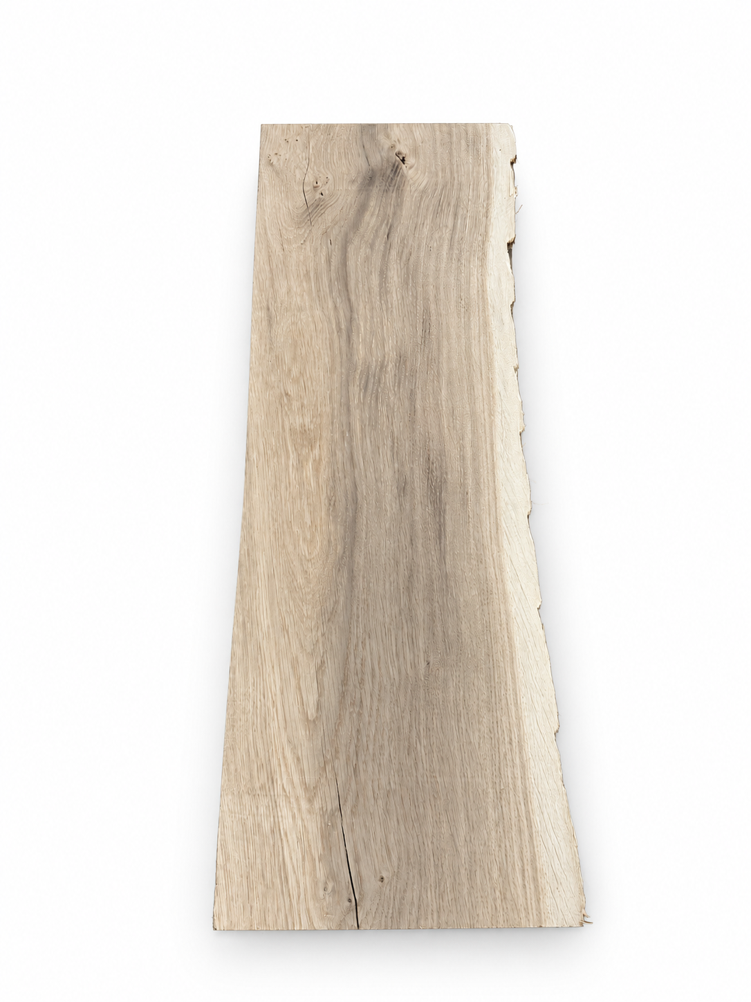 Tablette 009 en chêne massif sur fond blanc, face supérieure sans craie, un bord irrégulier et un bord droit.
