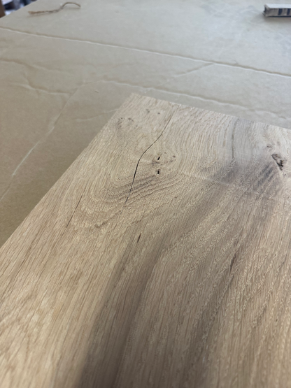 Tablette 009 : détail du veinage et d’une singularité visible dans le bois.