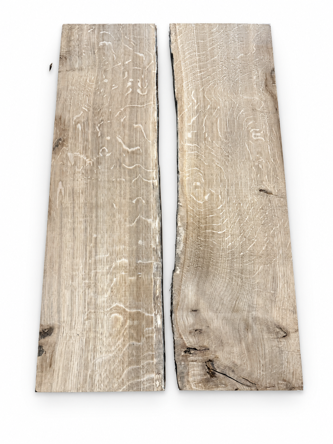 Lot 010 de deux étagères en chêne massif sur fond blanc, faces supérieures et bords irréguliers.