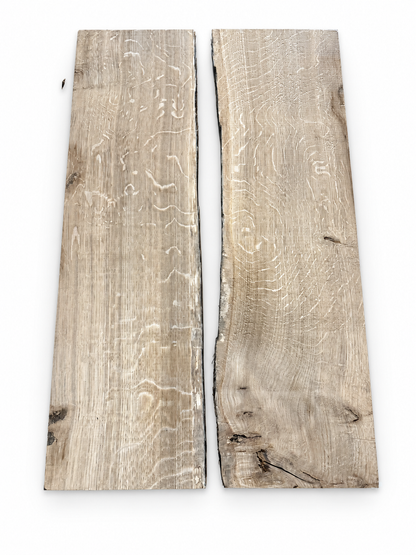 Lot 010 de deux étagères en chêne massif sur fond blanc, faces supérieures et bords irréguliers.