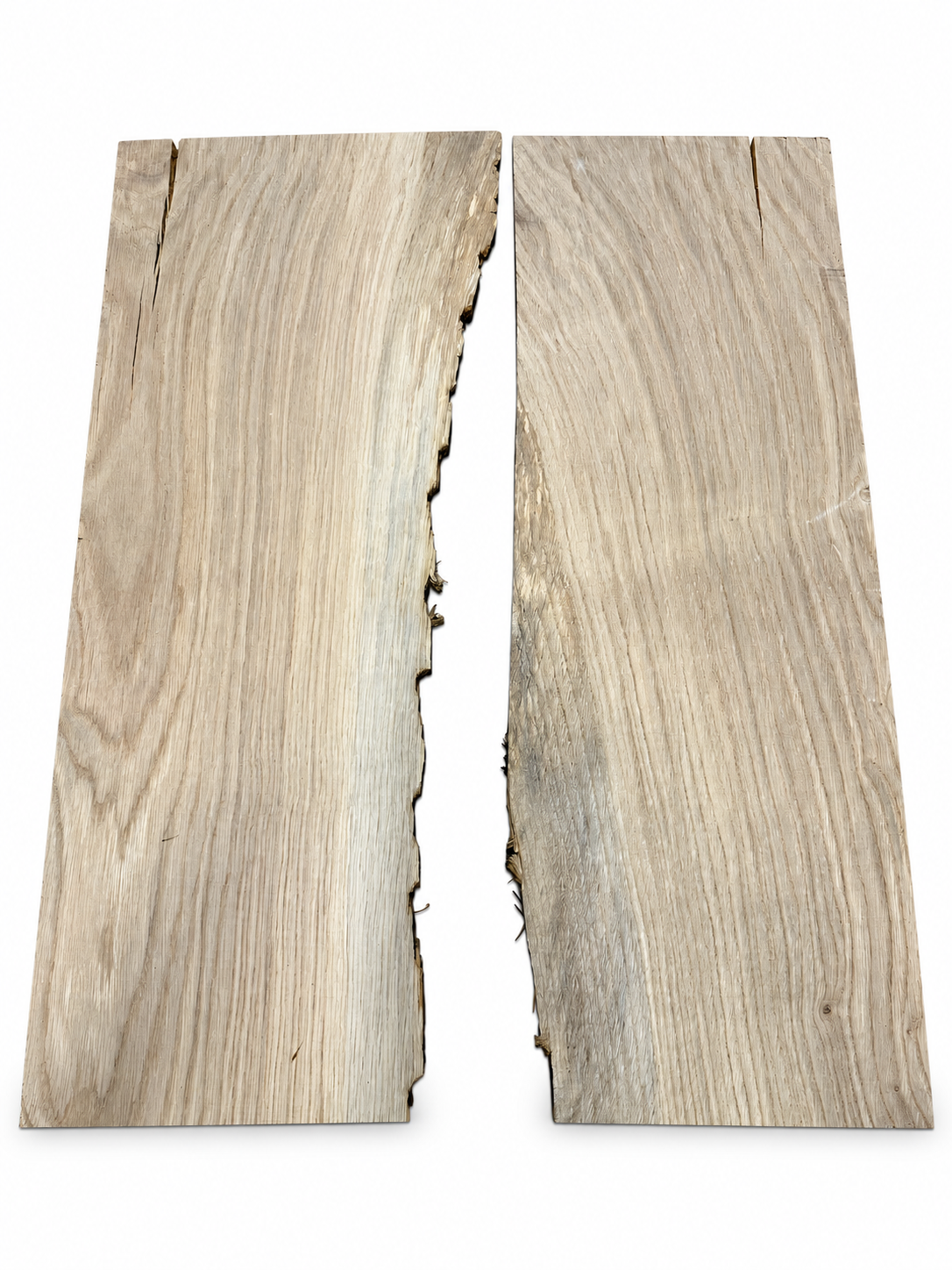 Lot 011 — deux tablettes en chêne massif, faces de dessus sur fond blanc