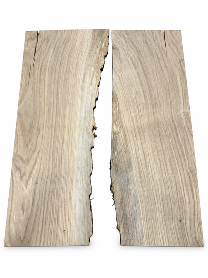 Lot 011 — deux tablettes en chêne massif, faces de dessus sur fond blanc