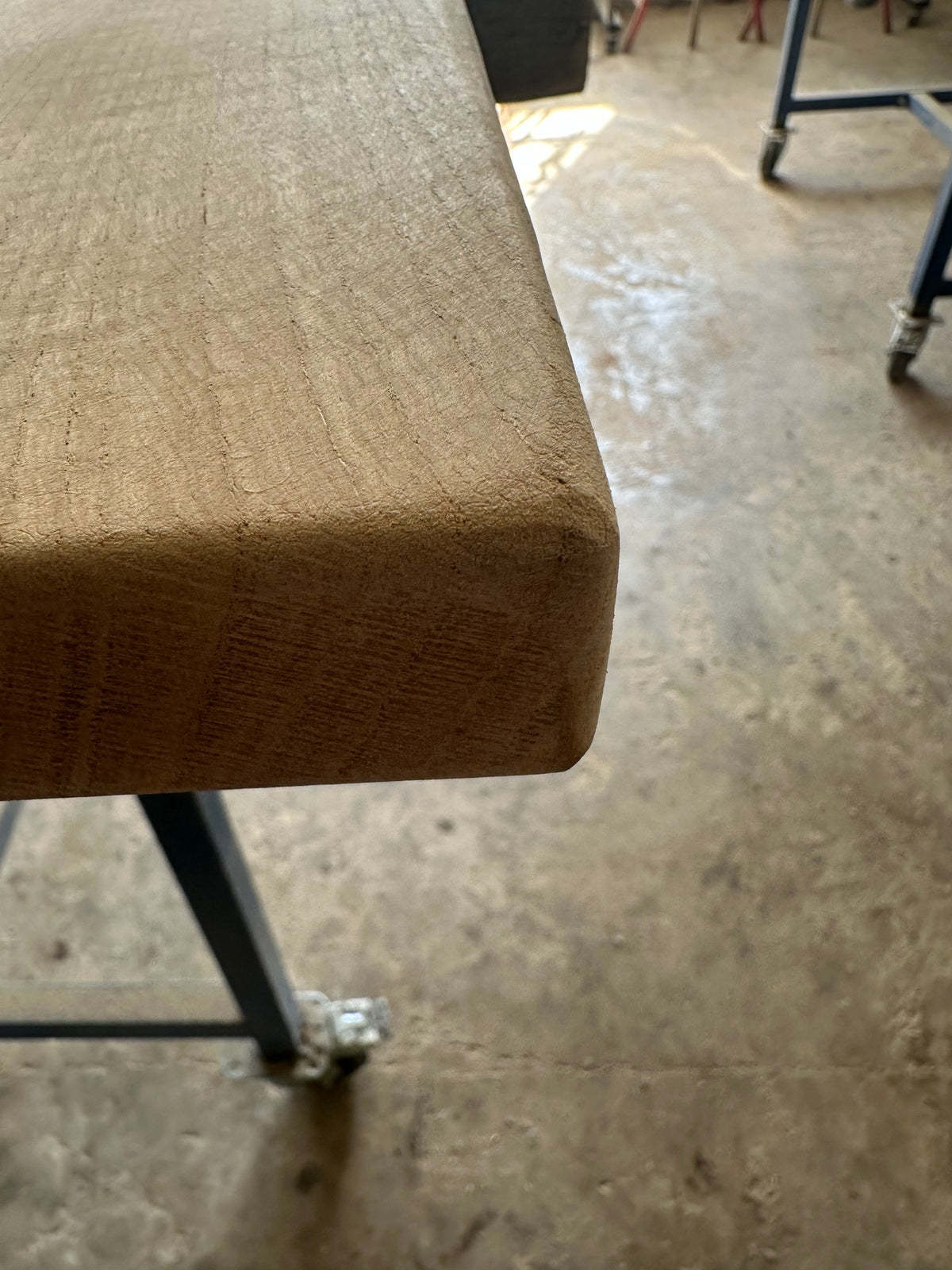 Angle arrondi du plateau de table d’occasion restauré en chêne — pièce unique 014
