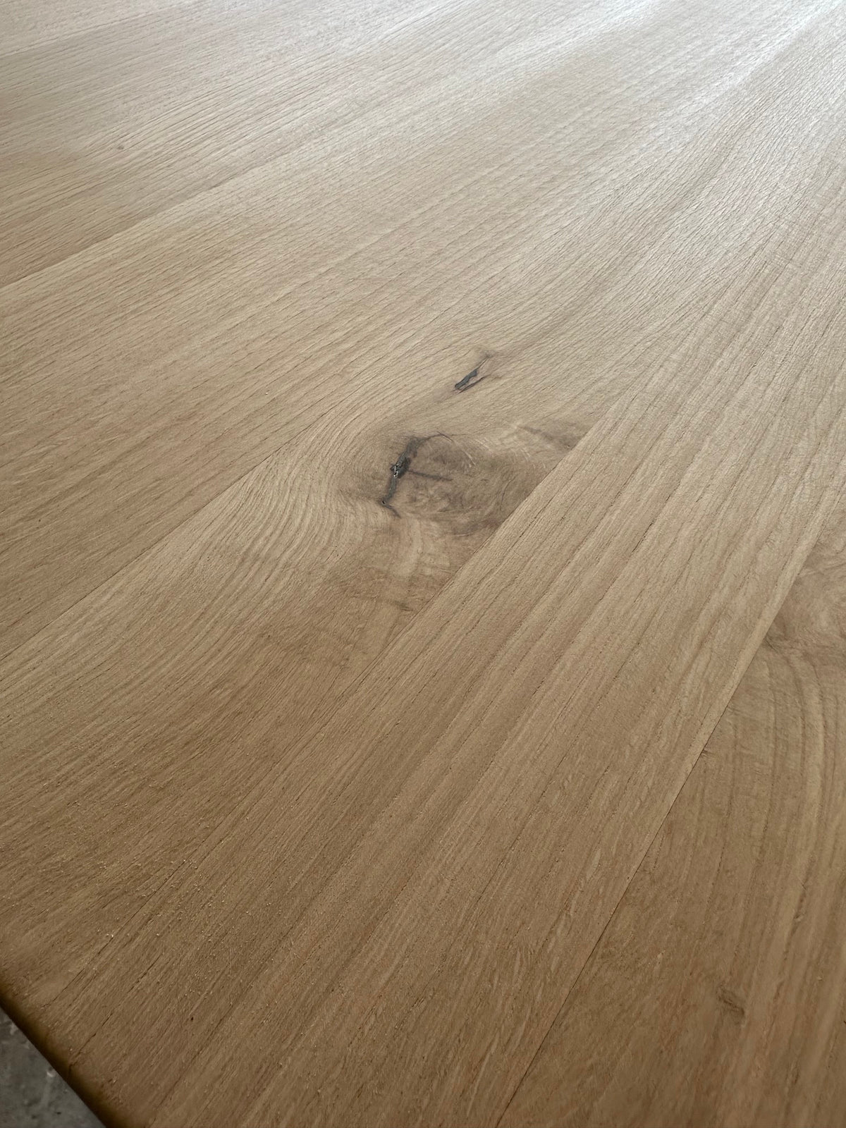 Détail des deux nœuds visibles sur le dessus du plateau en chêne restauré — pièce unique 014