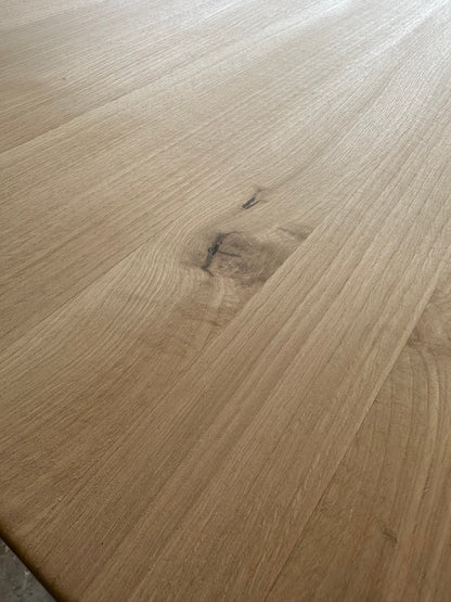 Détail des deux nœuds visibles sur le dessus du plateau en chêne restauré — pièce unique 014