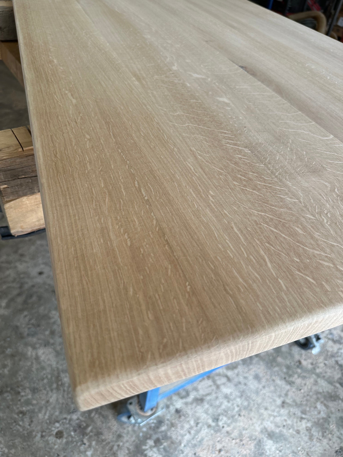 Détail des mailles du chêne et des arêtes arrondies du plateau restauré — pièce unique 014