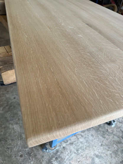 Détail des mailles du chêne et des arêtes arrondies du plateau restauré — pièce unique 014