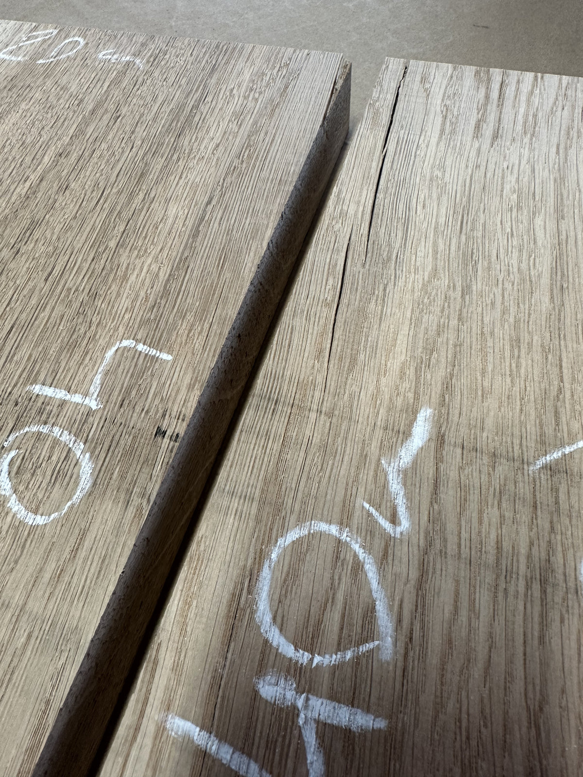 Trouvaille 018 en chêne massif : détail du bois, vue 4.