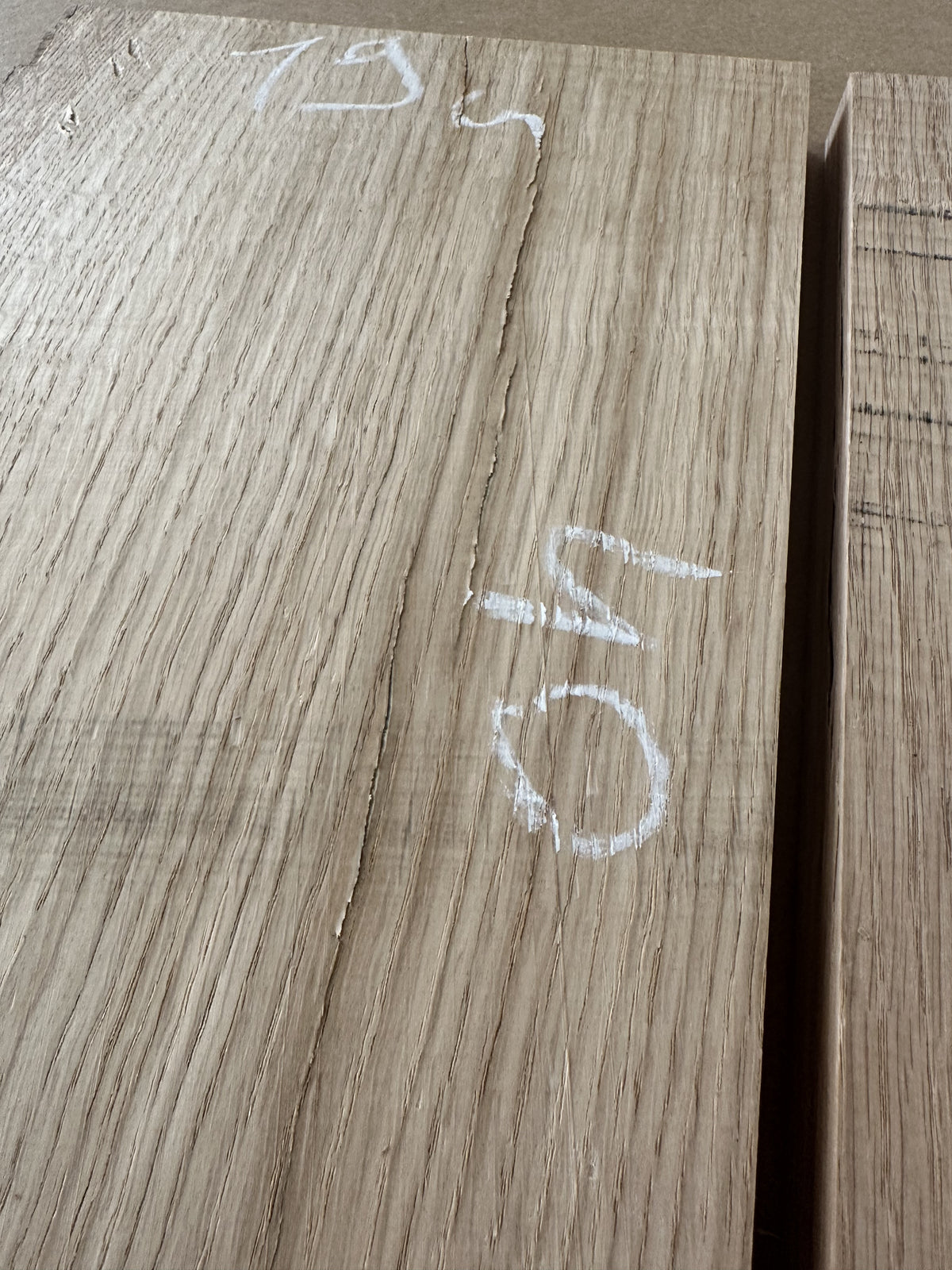 Trouvaille 019 en chêne massif : détail du bois, vue 5.