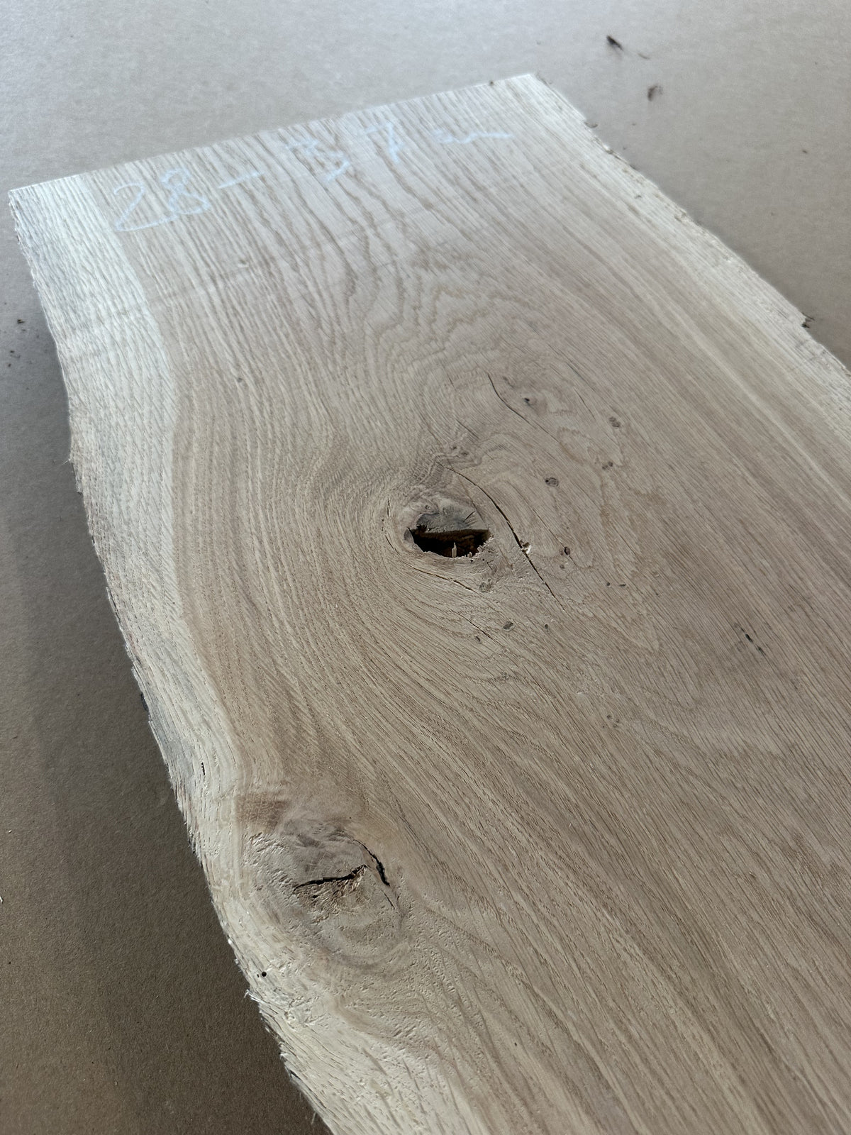 Trouvaille 021 en chêne massif : détail du bois, vue 5.