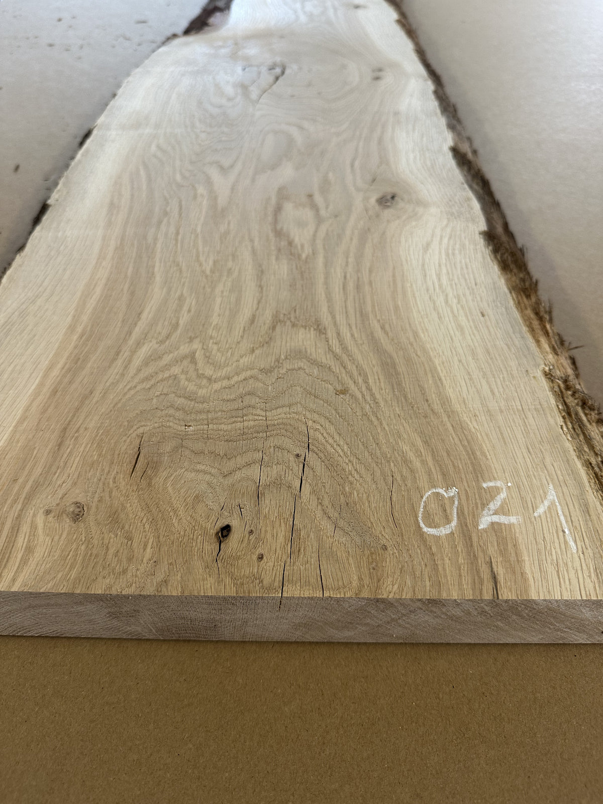 Trouvaille 021 en chêne massif : détail du bois, vue 6.