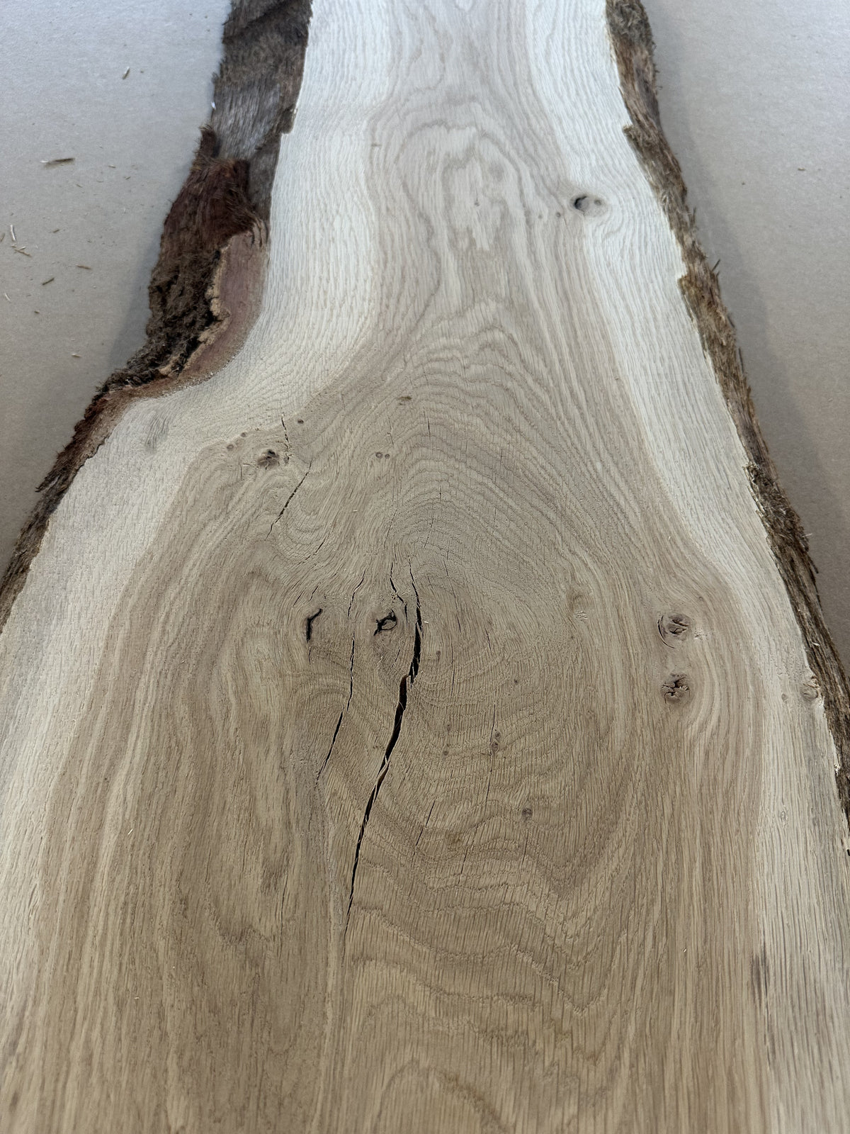 Trouvaille 021 en chêne massif : détail du bois, vue 7.