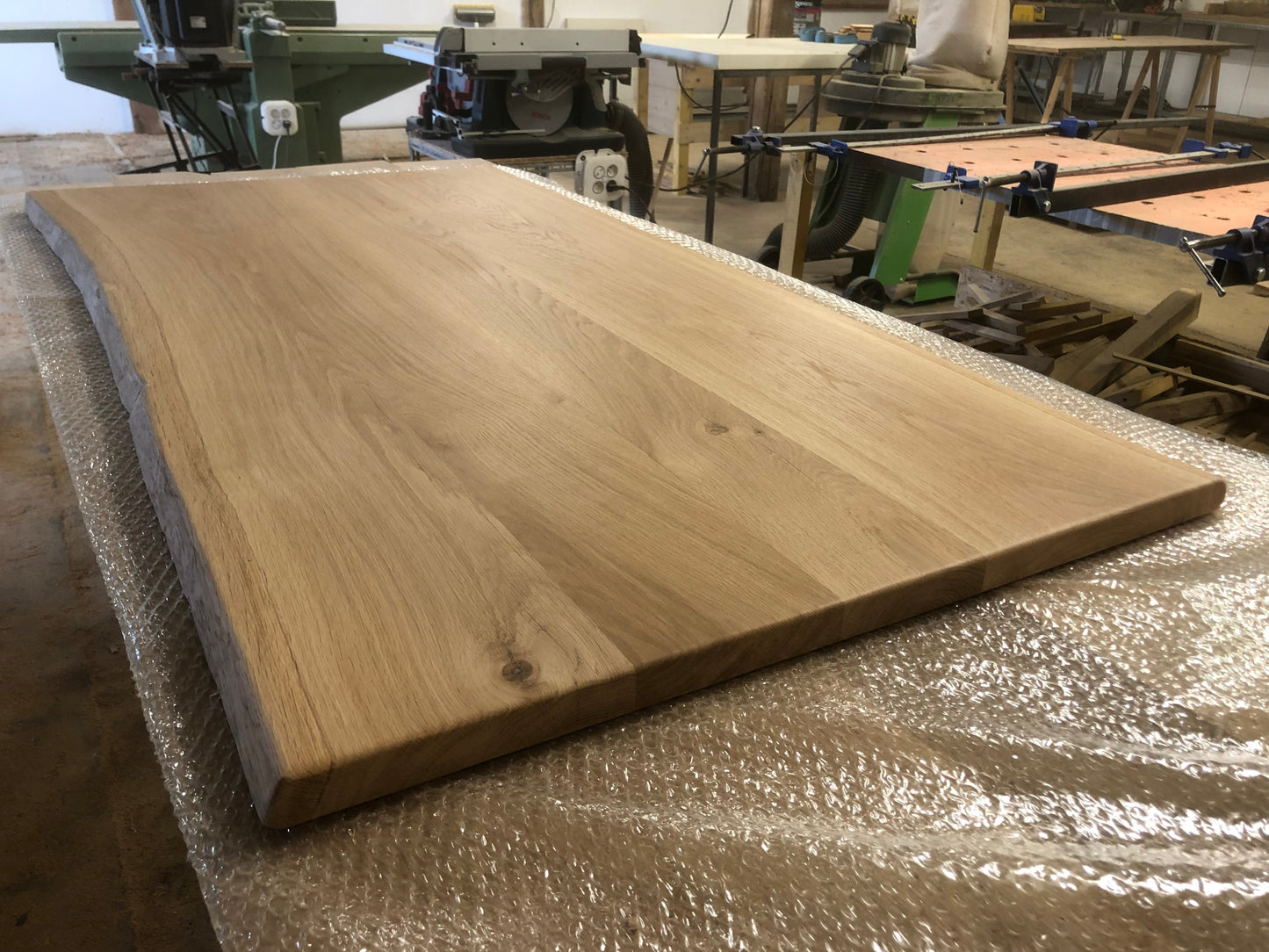 Oak top 4 cm thick - Natural edges - Rounded edges - Varnish (coffee/side tables) 