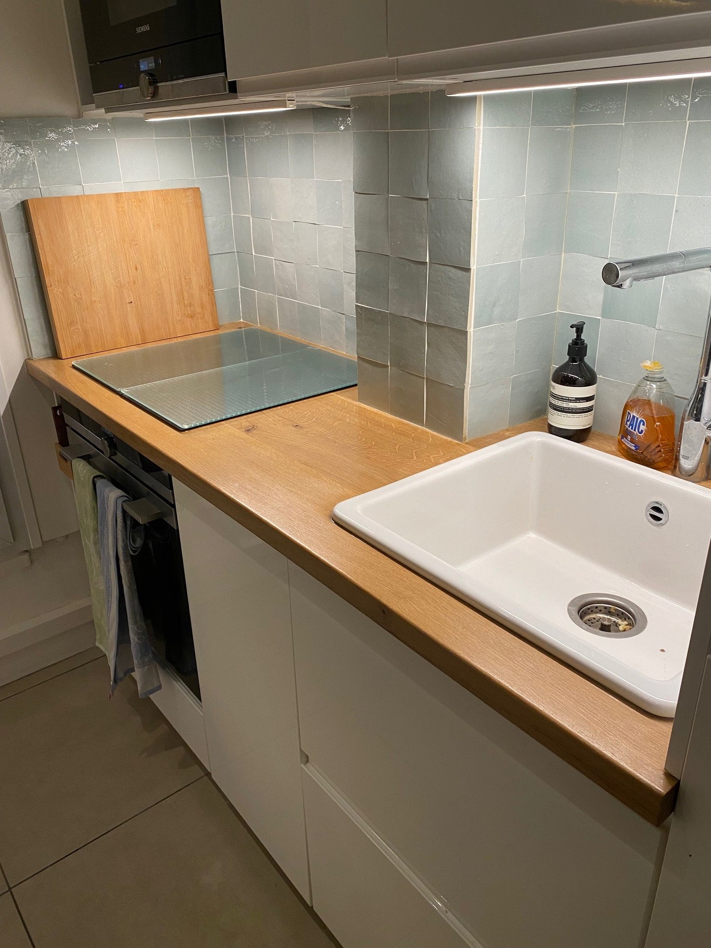 Oak worktop - 3.5 cm thick - Varnish - Broken edges on visible edges 